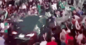 Kinh hoàng: Ô tô lao thẳng vào đám đông CĐV ăn mừng chiến thắng World Cup, ít nhất 17 người bị thương
