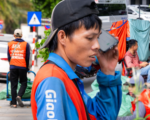 “Chờ em chút” và góc khuất nghề shipper giữa cao điểm nắng nóng 40 độ C ở Hà Nội: “Có lần đợi gần một tiếng, gọi lại thì khách bảo ngủ quên”