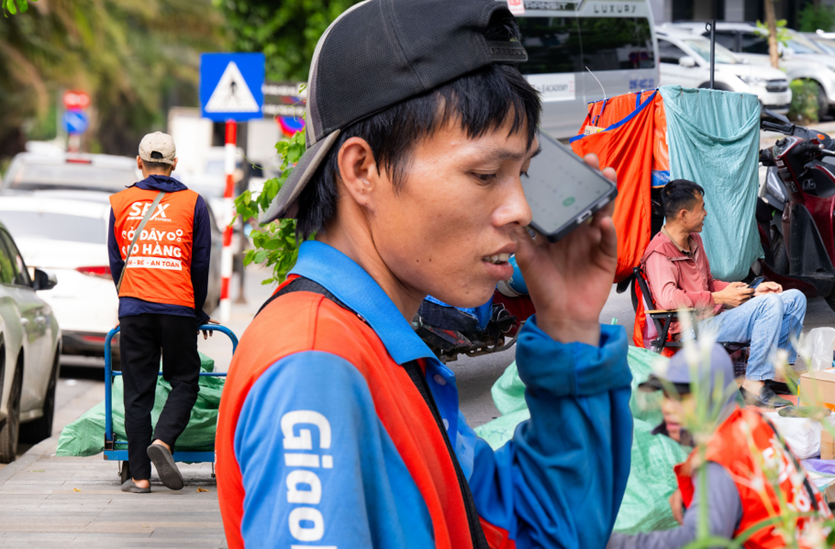 “Chờ em chút” và góc khuất nghề shipper giữa cao điểm nắng nóng 40 độ C ở Hà Nội: “Có lần đợi gần một tiếng, gọi lại thì khách bảo ngủ quên”