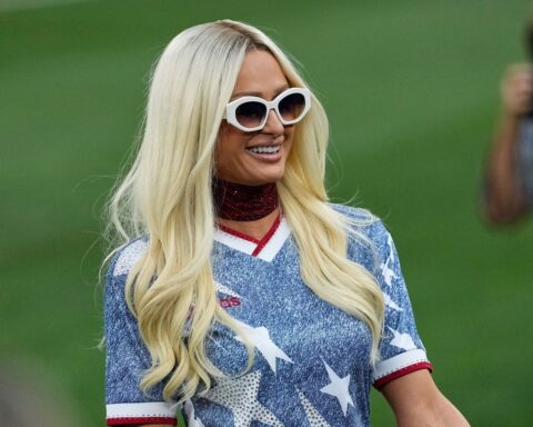Tiểu thư tài phiệt Paris Hilton gây sốt ở World Cup, được ưu ái làm một việc đầy quyền lực