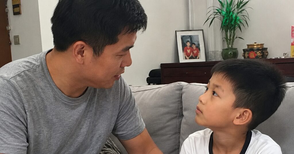 “Bố ơi, tối qua sao bố lại đánh mẹ?” – Cậu bé ngây thơ hỏi, câu trả lời của người cha khiến nhiều người tấm tắc khen ngợi