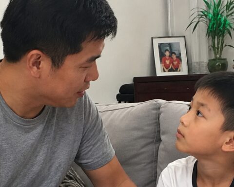 “Bố ơi, tối qua sao bố lại đánh mẹ?” – Cậu bé ngây thơ hỏi, câu trả lời của người cha khiến nhiều người tấm tắc khen ngợi