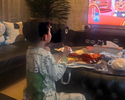 Trẻ dưới 3 tuổi xem TV nhiều và xem TV ít, chỉ cần sau 7 tuổi sẽ thấy sự khác biệt một trời một vực