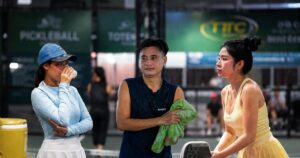 Sân pickleball ở TP.HCM vẫn kín người giữa cái nóng gần 40 độ C: Làm gì để không kiệt sức trên sân?