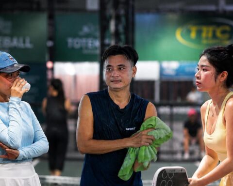 Sân pickleball ở TP.HCM vẫn kín người giữa cái nóng gần 40 độ C: Làm gì để không kiệt sức trên sân?