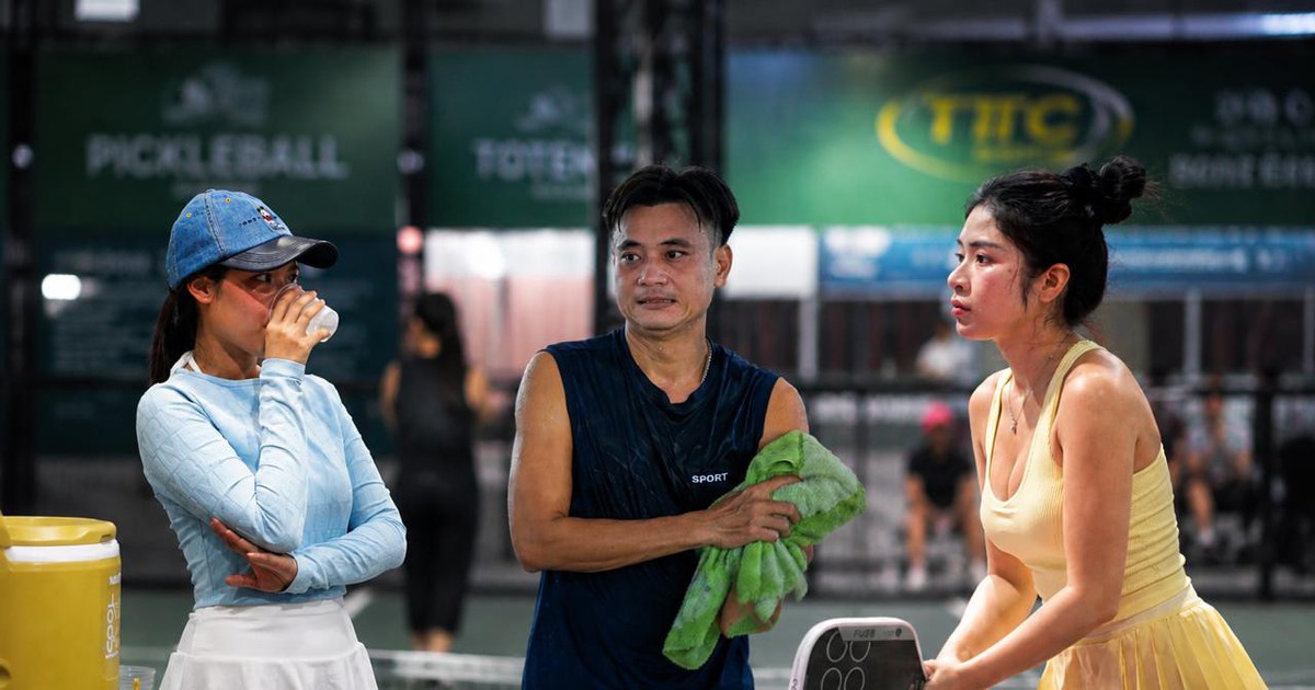 Sân pickleball ở TP.HCM vẫn kín người giữa cái nóng gần 40 độ C: Làm gì để không kiệt sức trên sân?