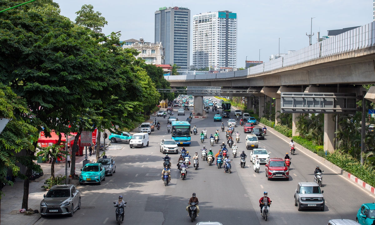 Tuyến đường huyết mạch phía Tây Hà Nội khoác diện mạo mới sau khi dỡ lô cốt