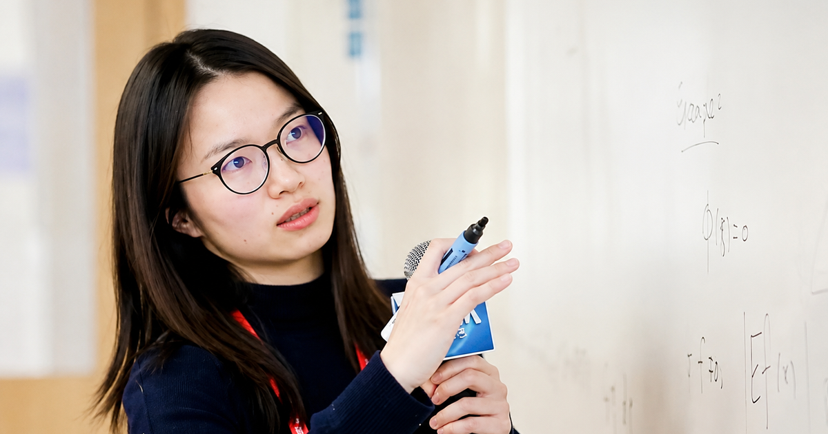 Nữ sinh đỗ đại học năm 16 tuổi nay trở thành Giáo sư danh giá ở tuổi 35, từng giải bài toán hơn 100 năm chưa ai làm được