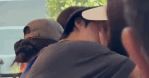 Clip cặp tiên đồng ngọc nữ showbiz gen Z hôn nhau giữa sân bay dù từng một mực phủ nhận đang yêu