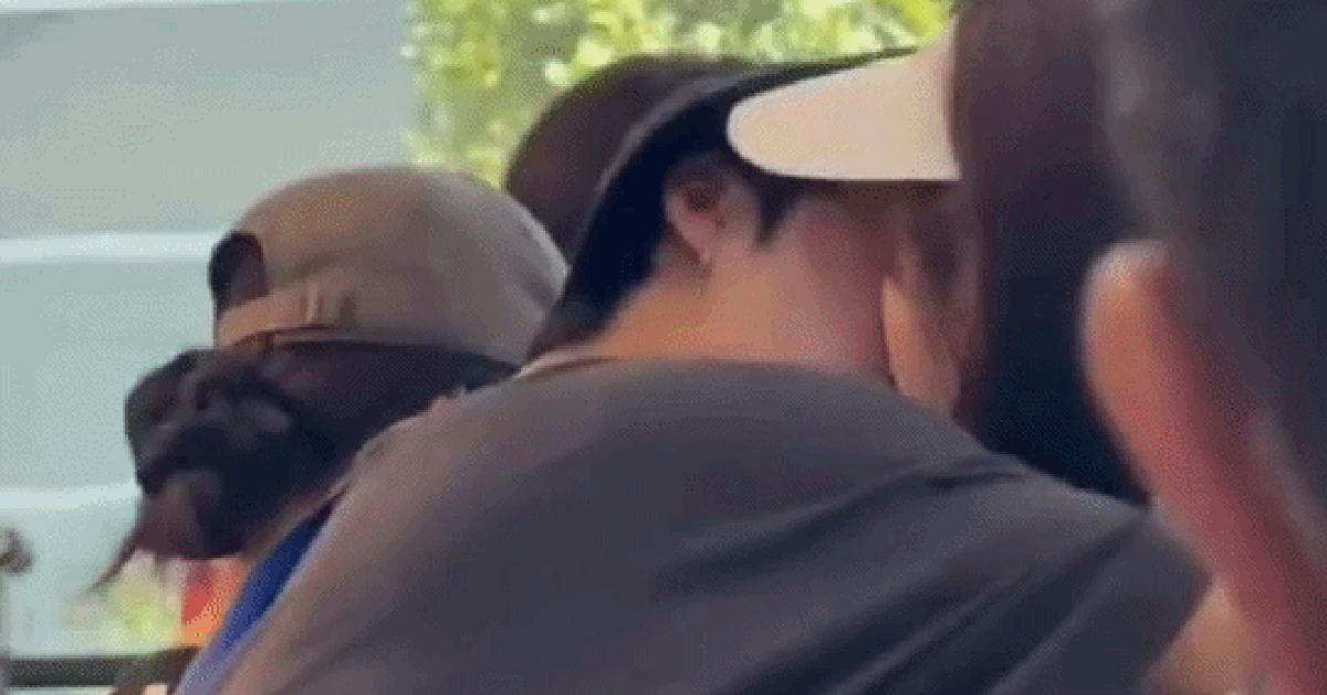Clip cặp tiên đồng ngọc nữ showbiz gen Z hôn nhau giữa sân bay dù từng một mực phủ nhận đang yêu