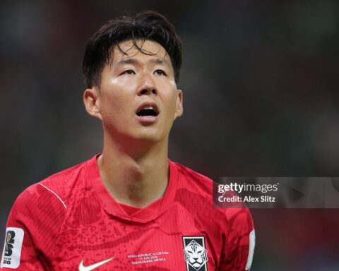 Fan Hàn phẫn nộ đòi ĐT Hàn Quốc huỷ vé máy bay, “tự bơi về nước” đi