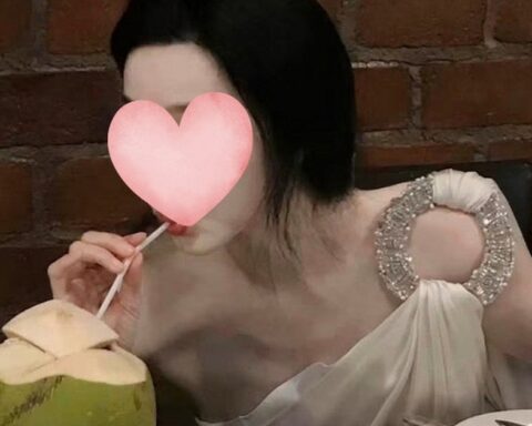 Mỹ nhân ngồi uống nước dừa mà đẹp như tranh vẽ, 20 năm chưa bao giờ biết xấu