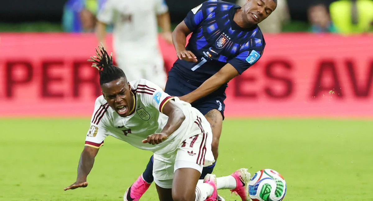 Ngôi sao Nico Williams Tây Ban Nha nổi điên vì bị vào bóng triệt hạ tại World Cup: “Gã đó đá vì cay cú và bất mãn!”
