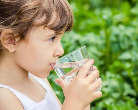 trẻ em uống bao nhiêu lít nước trong ngày là đủ