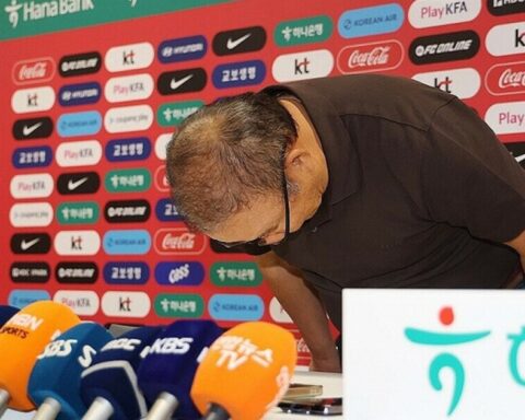 Ông Park Hang-seo cúi đầu xin lỗi sau thất bại của ĐT Hàn Quốc ở World Cup