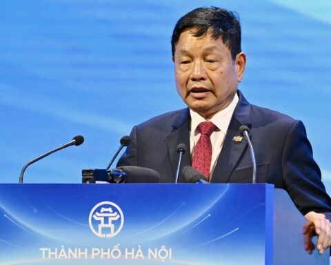 Chủ tịch FPT cam kết đưa vườn hoa Tây Tựu thành ‘triển lãm sống’ về công nghệ