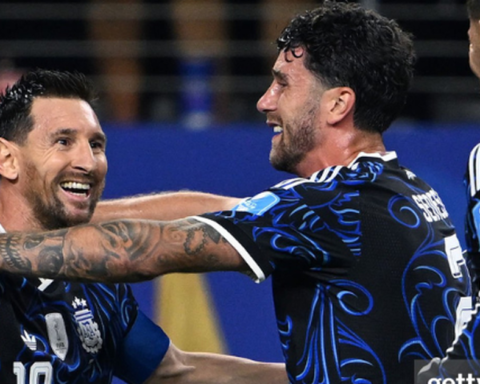 Messi quá chói sáng trên sân cỏ nhưng sự tử tế mới là điều khiến anh được yêu mến vô vàn ở phòng thay đồ Argentina