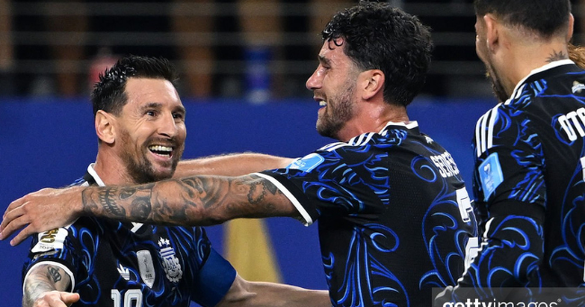 Messi quá chói sáng trên sân cỏ nhưng sự tử tế mới là điều khiến anh được yêu mến vô vàn ở phòng thay đồ Argentina