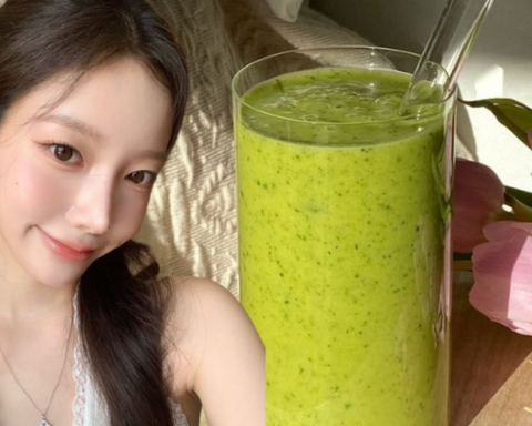 Cốc nước màu xanh chứa đầy collagen, gái Hàn dùng đều đặn để bơm da căng bóng