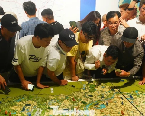 Hàng nghìn người chen chân xem triển lãm Quy hoạch tổng thể Thủ đô tầm nhìn 100 năm