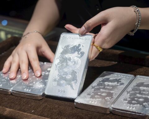 Bạc lao dốc gần 10% chỉ sau một tuần: Fed trở thành “cơn gió ngược” lớn nhất của kim loại quý