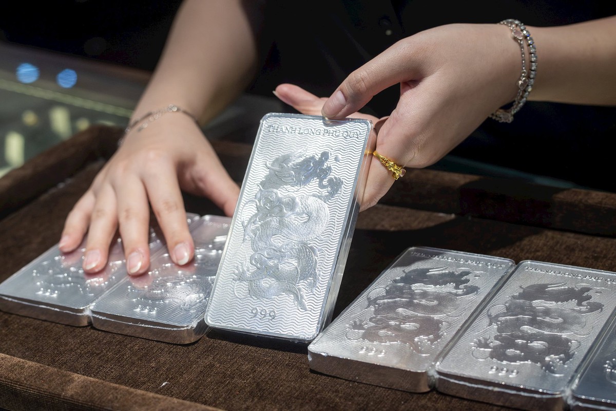 Bạc lao dốc gần 10% chỉ sau một tuần: Fed trở thành “cơn gió ngược” lớn nhất của kim loại quý