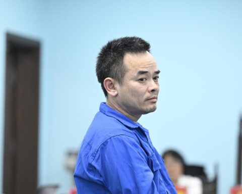 Chủ tọa thẩm vấn tài xế xe bồn cán chết nữ sinh: “Bị cáo sợ nếu người ta còn sống thì hàng tháng phải trợ cấp thuốc men?”
