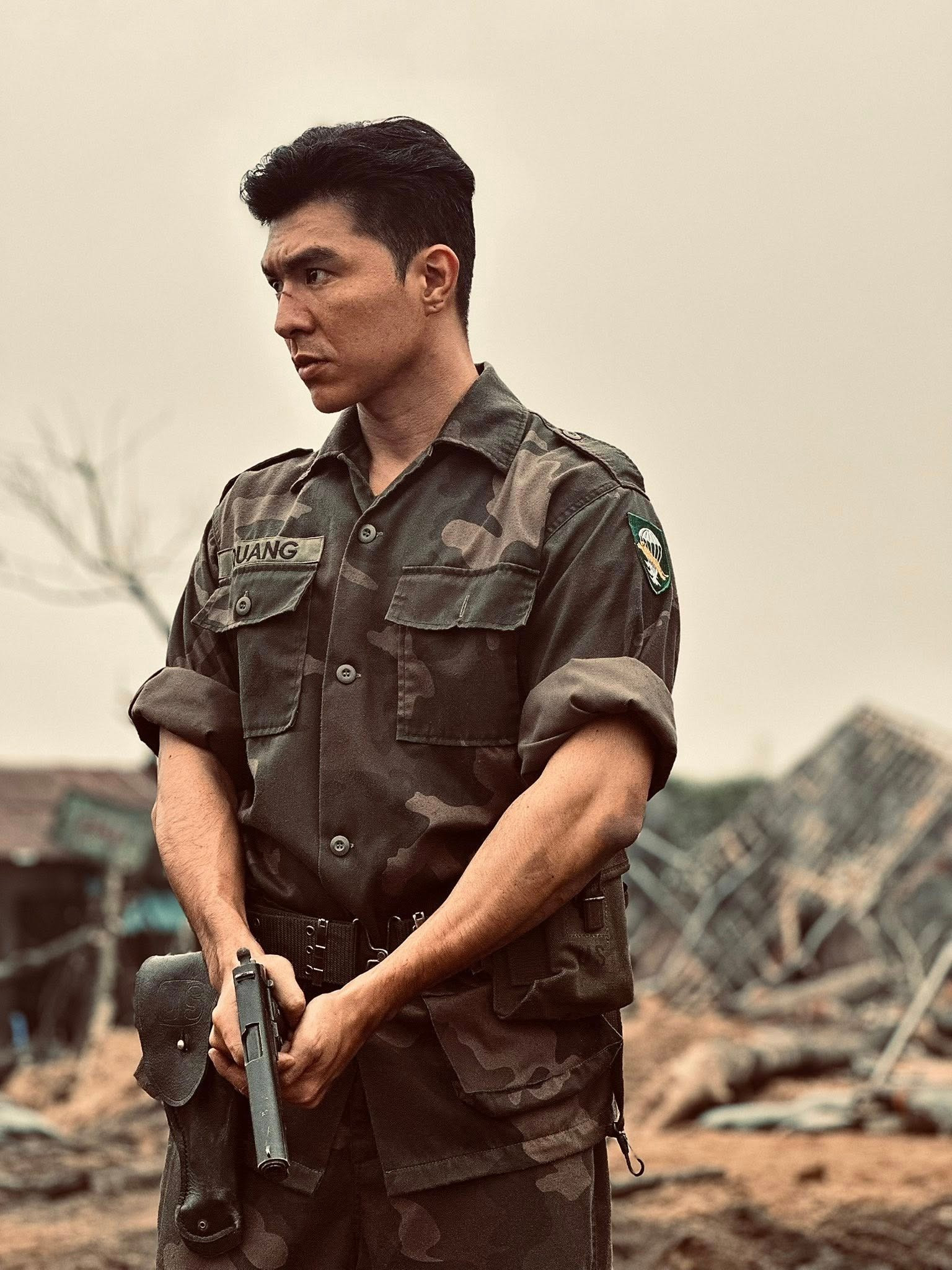 Chi Pu và mỹ nam 6 múi che chung chiếc ô, mưa ướt điện thoại cũng không che được hào quang này- Ảnh 6.