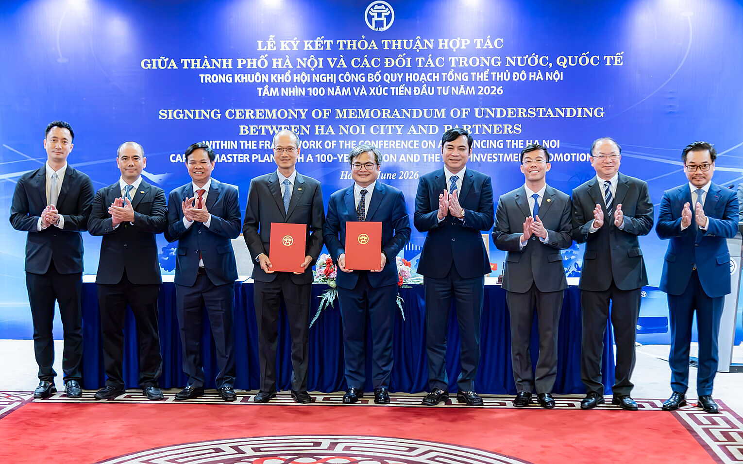Ông Trương Gia Bình vô cùng xúc động trước bức tranh Hà Nội 100 năm sau, đưa ra 5 cam kết với Thủ đô- Ảnh 1.