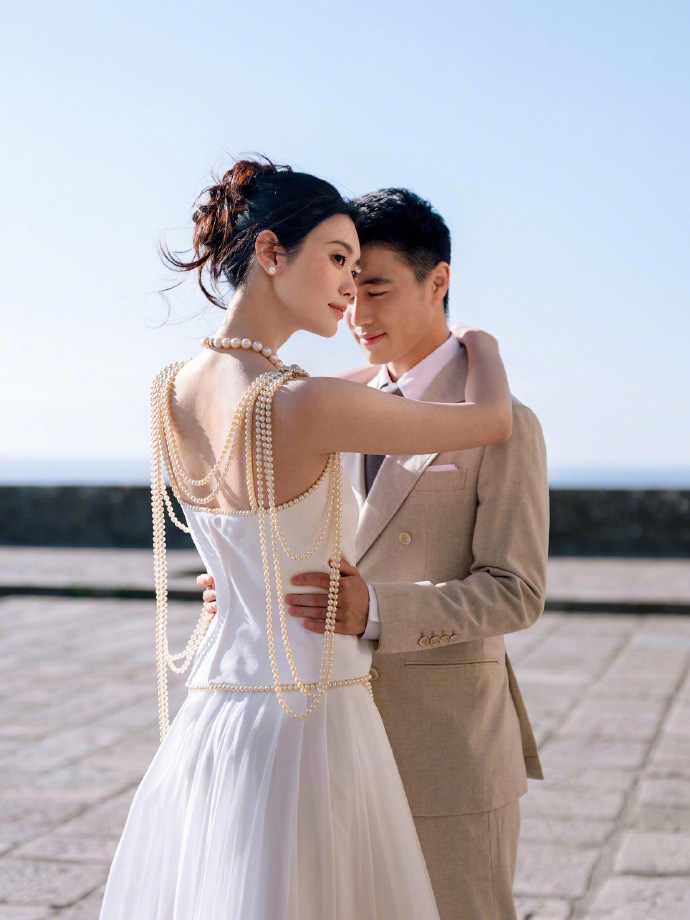 Chiếc váy Chanel và sợi ngọc trai gia bảo của mẹ chồng: Đám cưới của gia tộc họ Hà chính là màn phô diễn "văn hóa hào môn"- Ảnh 7.