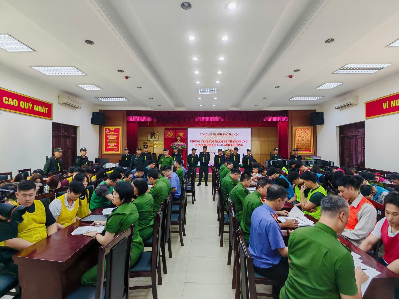 Sáng nay, Công an Hà Nội thông tin vụ lừa đảo bán hợp đồng kỳ nghỉ - Ảnh 4.