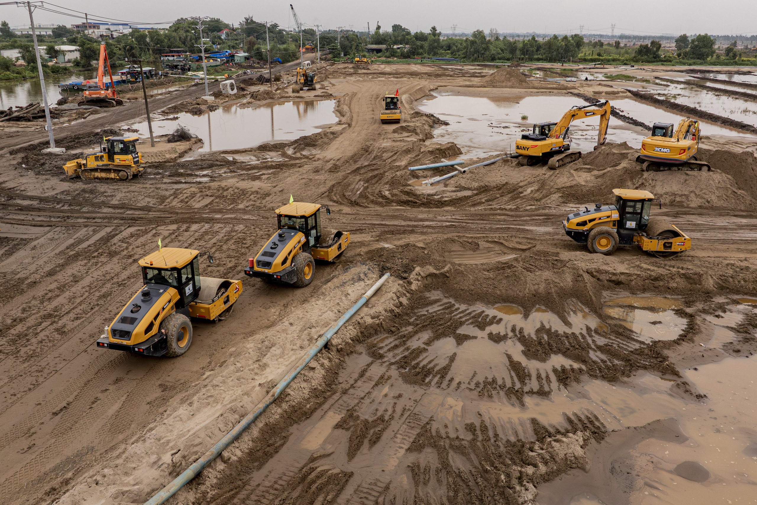 Cận cảnh loạt sà lan, xe cơ giới tấp nập tại siêu đô thị đại học hơn 2 tỷ USD của Vinhomes ở TP.HCM - Ảnh 11.