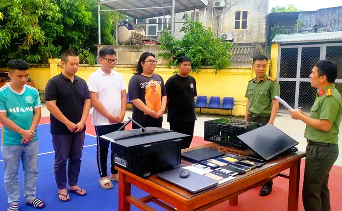 Bắt ổ nhóm mua bán trái phép 1.000 tài khoản ngân hàng, thu lợi hàng tỉ đồng - Ảnh 1.