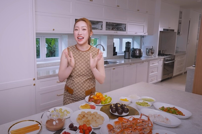 Nam nghệ sĩ Việt kết hôn với vợ đại gia kém 16 tuổi: Sở hữu biệt thự sân vườn hoành tráng, đẹp như resort 5*- Ảnh 9.