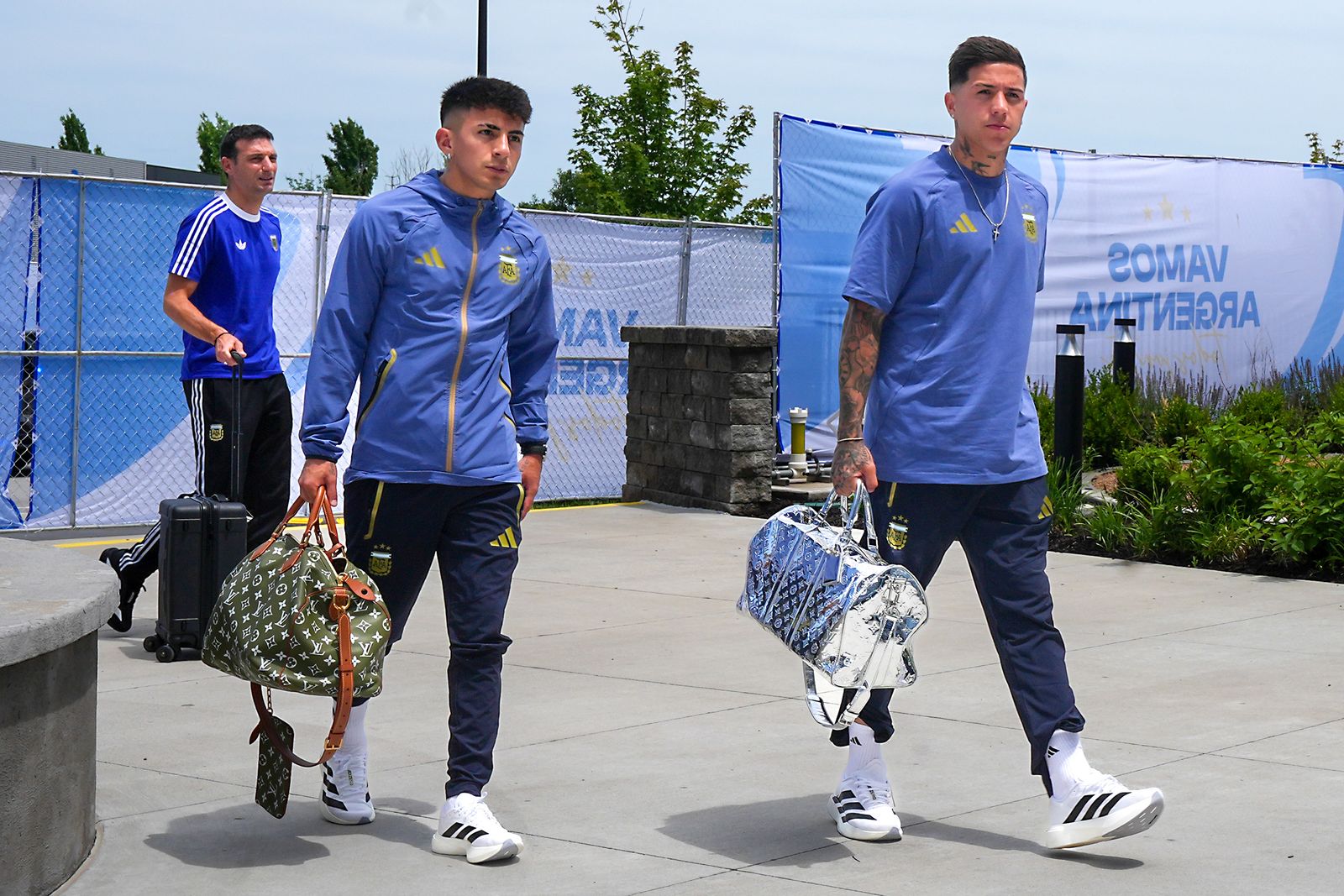 World Cup sân cỏ chưa khai màn nhưng cuộc chiến túi hiệu sân bay của cầu thủ đã bắt đầu rồi! - Ảnh 9.