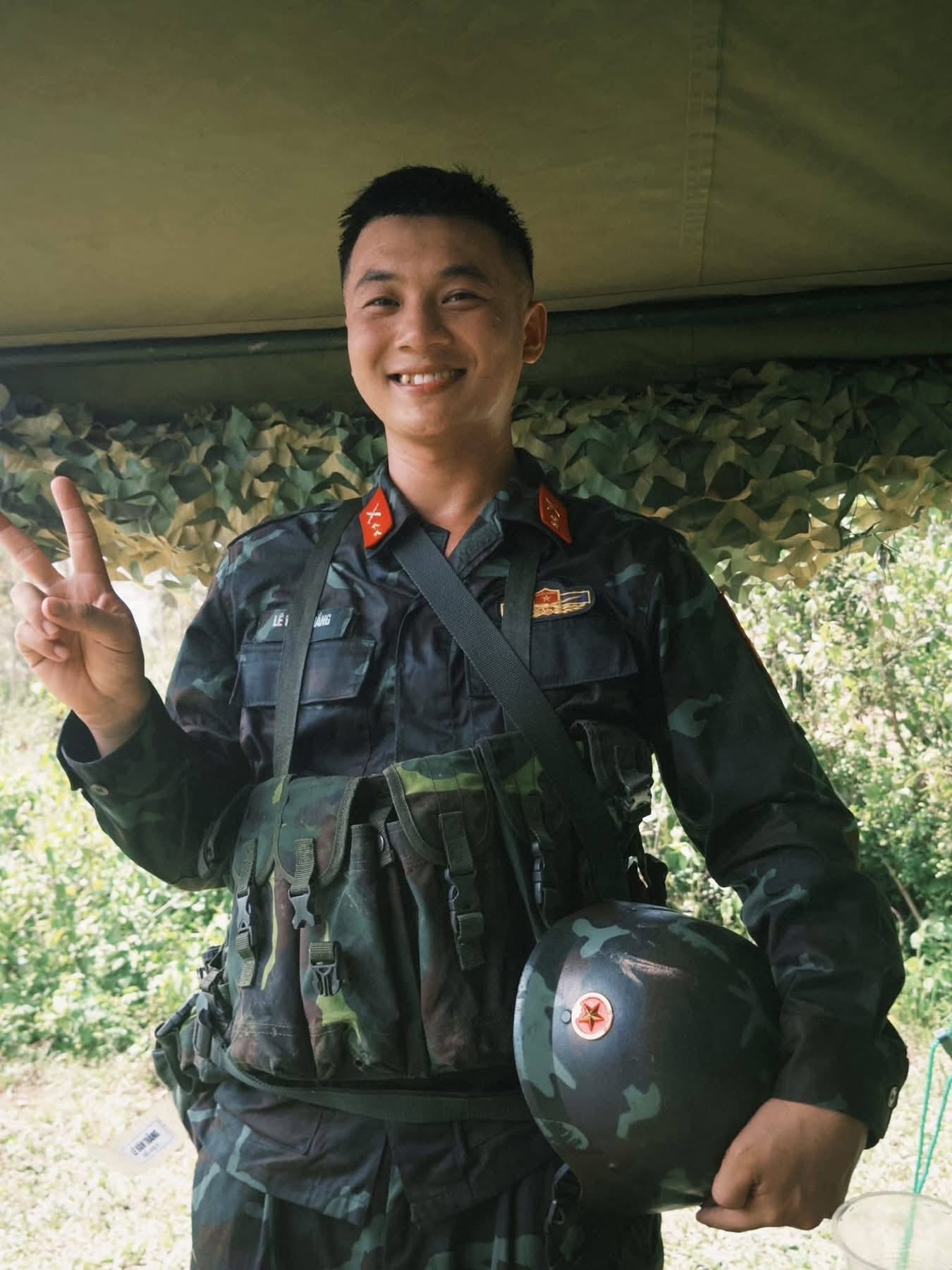 Người thân khóc nghẹn trong tang lễ Thượng úy Lê Văn Thắng (Sao Nhập Ngũ) tại Nghệ An- Ảnh 6. Người thân khóc nghẹn trong tang lễ Thượng úy Lê Văn Thắng (Sao Nhập Ngũ) tại Nghệ An- Ảnh 6.