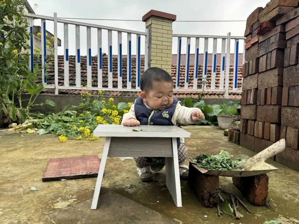 Cảm động tình em gái nuôi anh trai 25 tuổi mang hình hài "trẻ sơ sinh" - Ảnh 6.