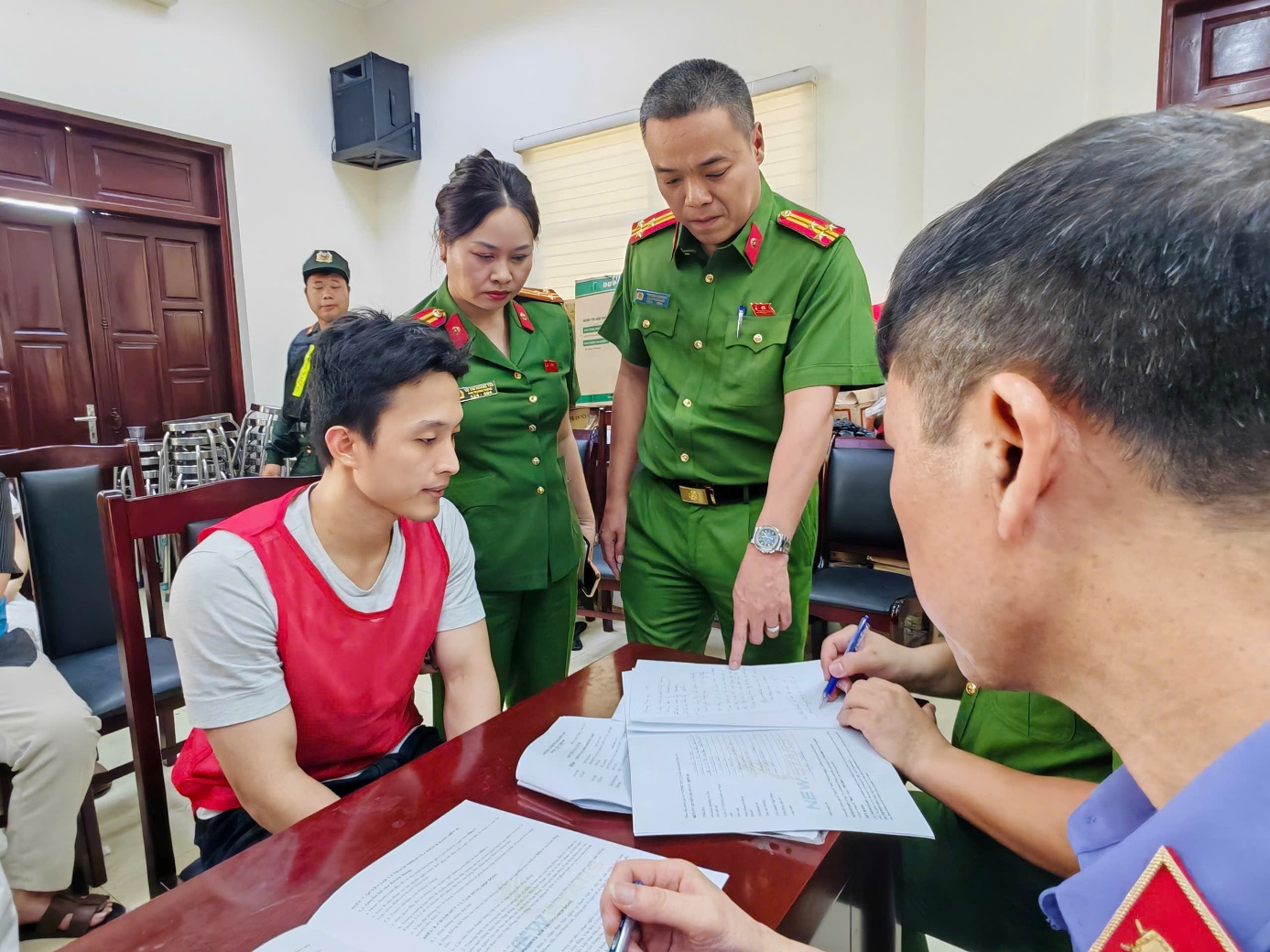 Sáng nay, Công an Hà Nội thông tin vụ lừa đảo bán hợp đồng kỳ nghỉ - Ảnh 5.