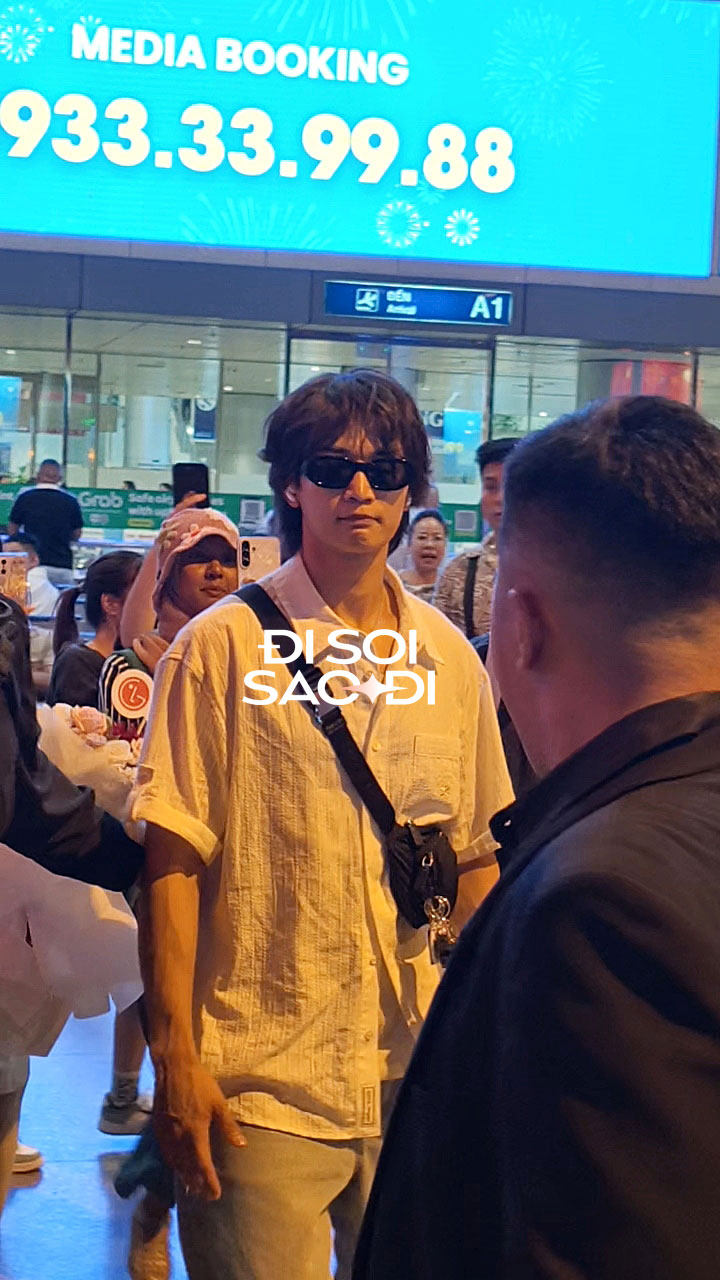 Nam thần Minho (SHINee) đổ bộ Tân Sơn Nhất: Visual đời thực sáng bừng cả sân bay- Ảnh 9. Nam thần Minho (SHINee) đổ bộ Tân Sơn Nhất: Visual đời thực sáng bừng cả sân bay- Ảnh 9.