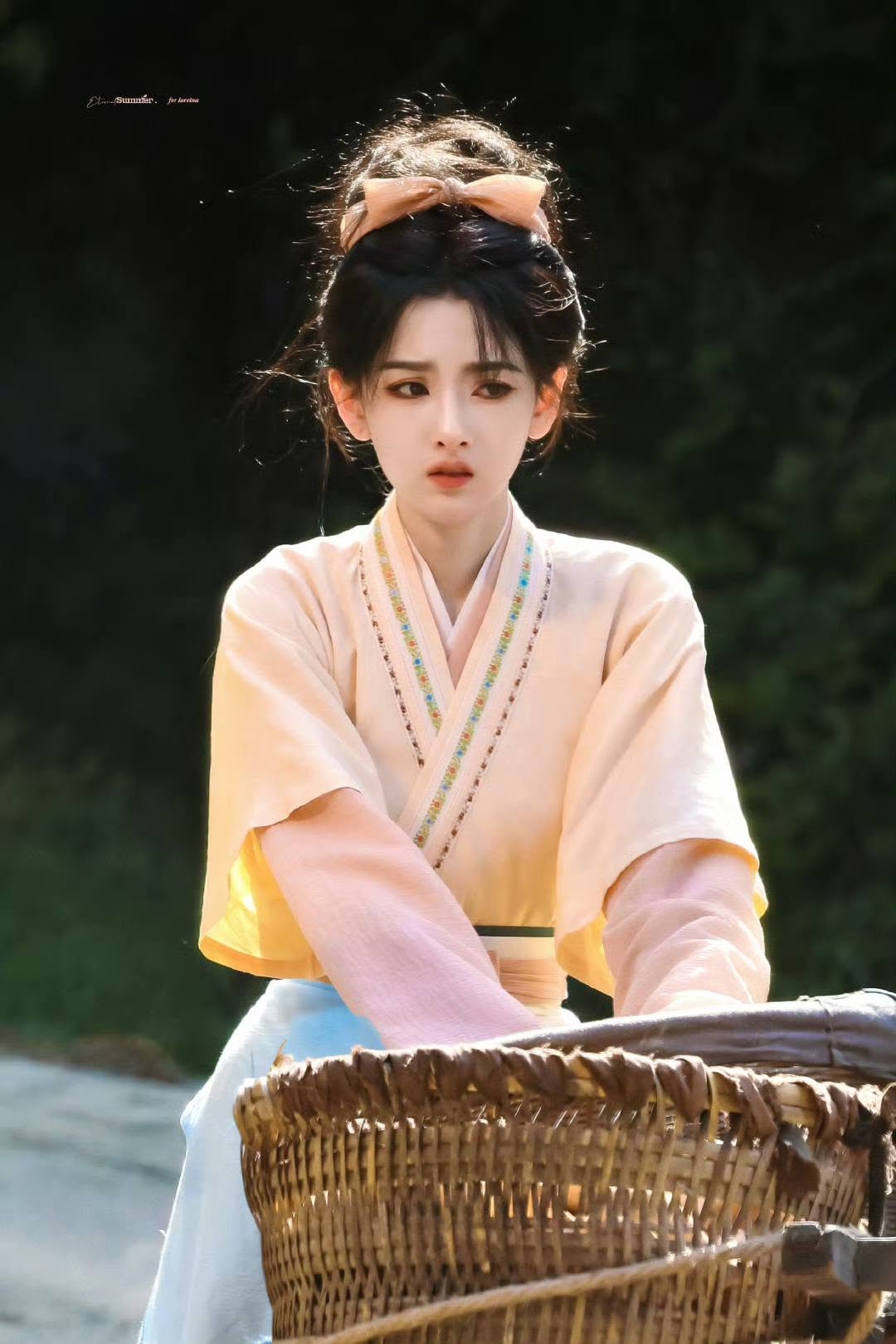 Đang viral mỹ nhân có đôi mắt to hơn cả miệng: Đính 2 viên kim cương trên mặt, visual độc bản không thể sao chép- Ảnh 5. Đang viral mỹ nhân có đôi mắt to hơn cả miệng: Đính 2 viên kim cương trên mặt, visual độc bản không thể sao chép- Ảnh 5.
