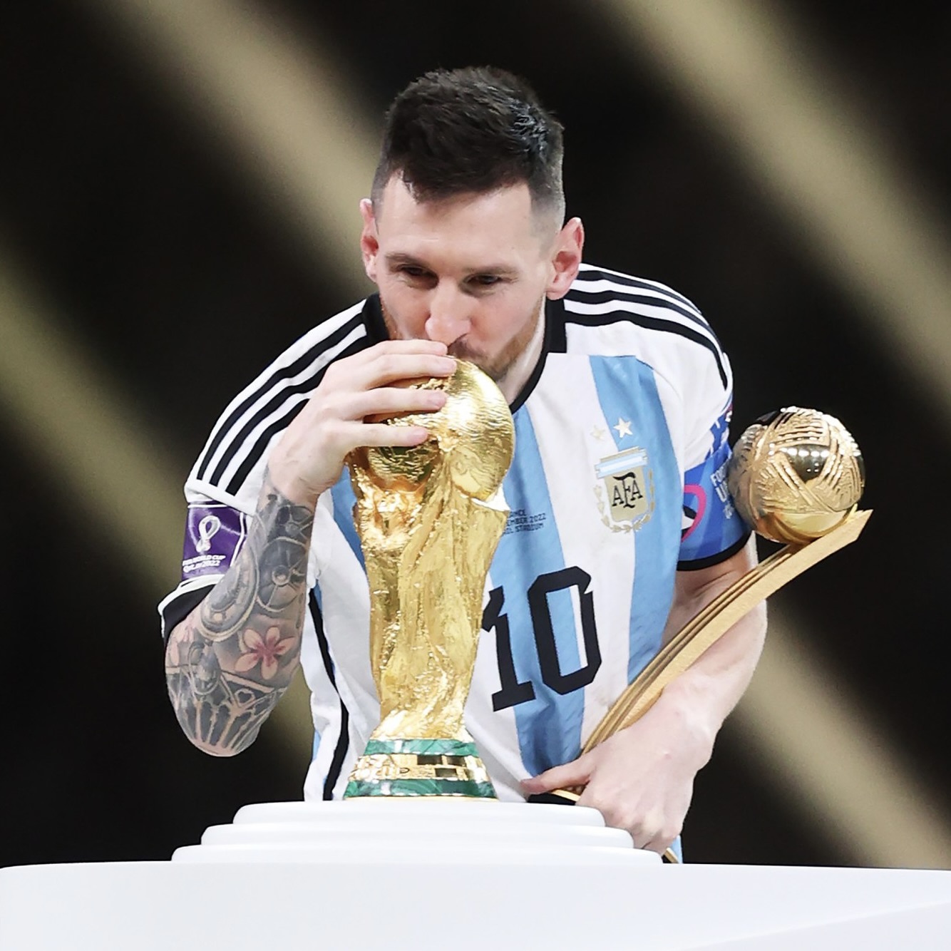 Lần duy nhất Messi và Ronaldo chịu ngồi xuống cùng nhau- Ảnh 1.
