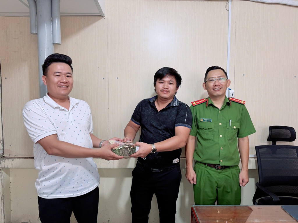 Tài khoản nam thanh niên SN 1999 phát sinh giao dịch 260 triệu đồng: Công an mời chủ hộ kinh doanh ở Hà Nội lên làm việc- Ảnh 1.