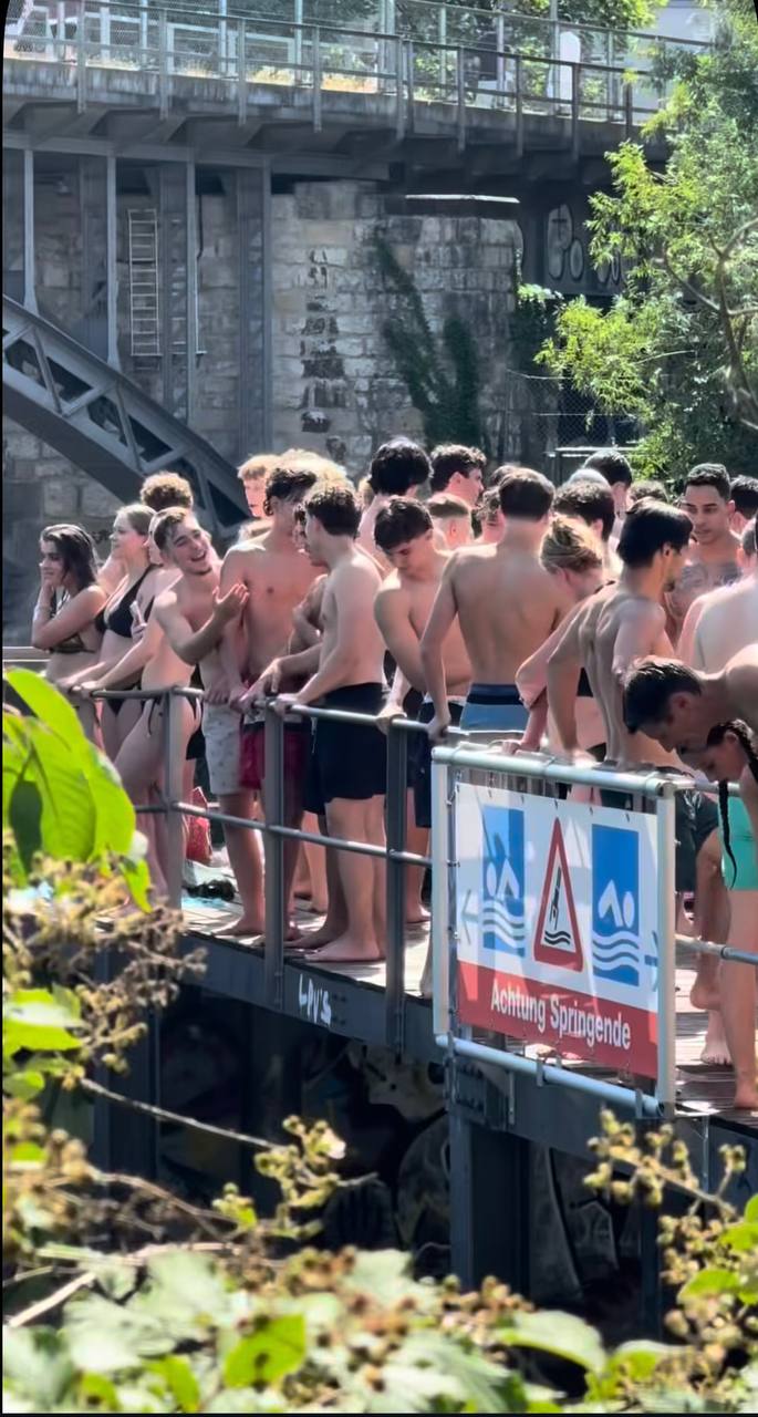 Paris hóa thành biển, London phát cảnh báo khẩn cấp ngày cả Châu Âu biến thành "chảo lửa"- Ảnh 21.