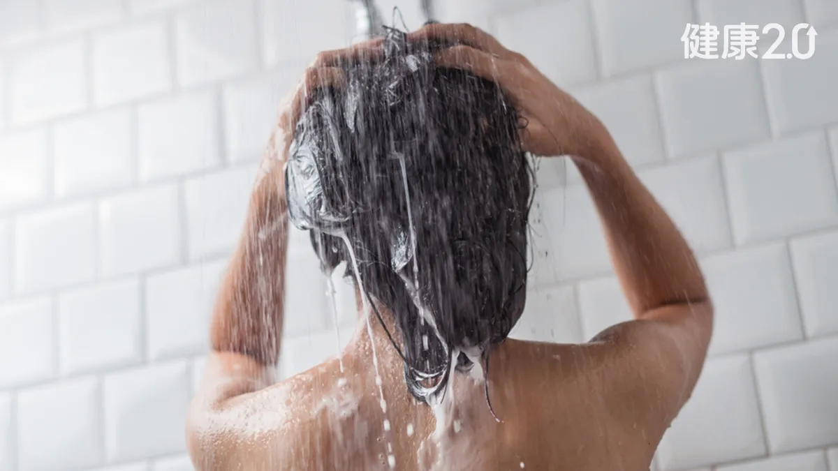 Gội đầu kiểu này cực hại da đầu lại dễ gây hói: Đáng tiếc nhiều người Việt vẫn mắc, thay đổi ngay hôm nay để cứu lấy mái tóc- Ảnh 1.