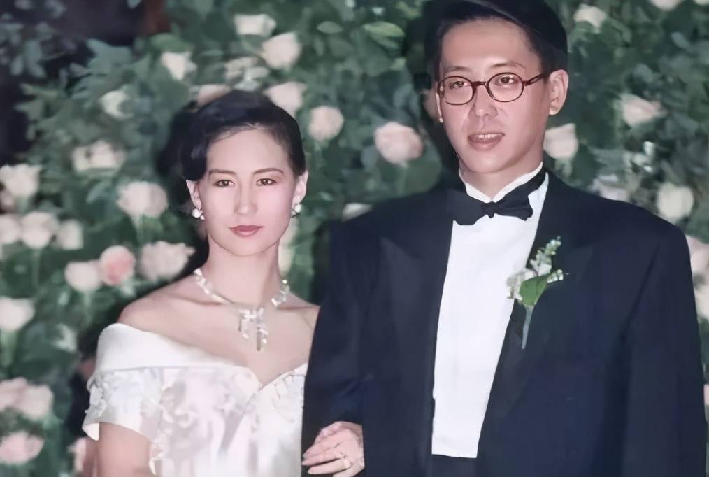 30 năm trước, thiên kim này đã cho giới siêu giàu biết thế nào là "đám cưới thế kỷ": Tiệc tùng 3 ngày 3 đêm, từ Haute Couture Dior đến bộ long phượng thêu chỉ vàng 8 tháng- Ảnh 1.