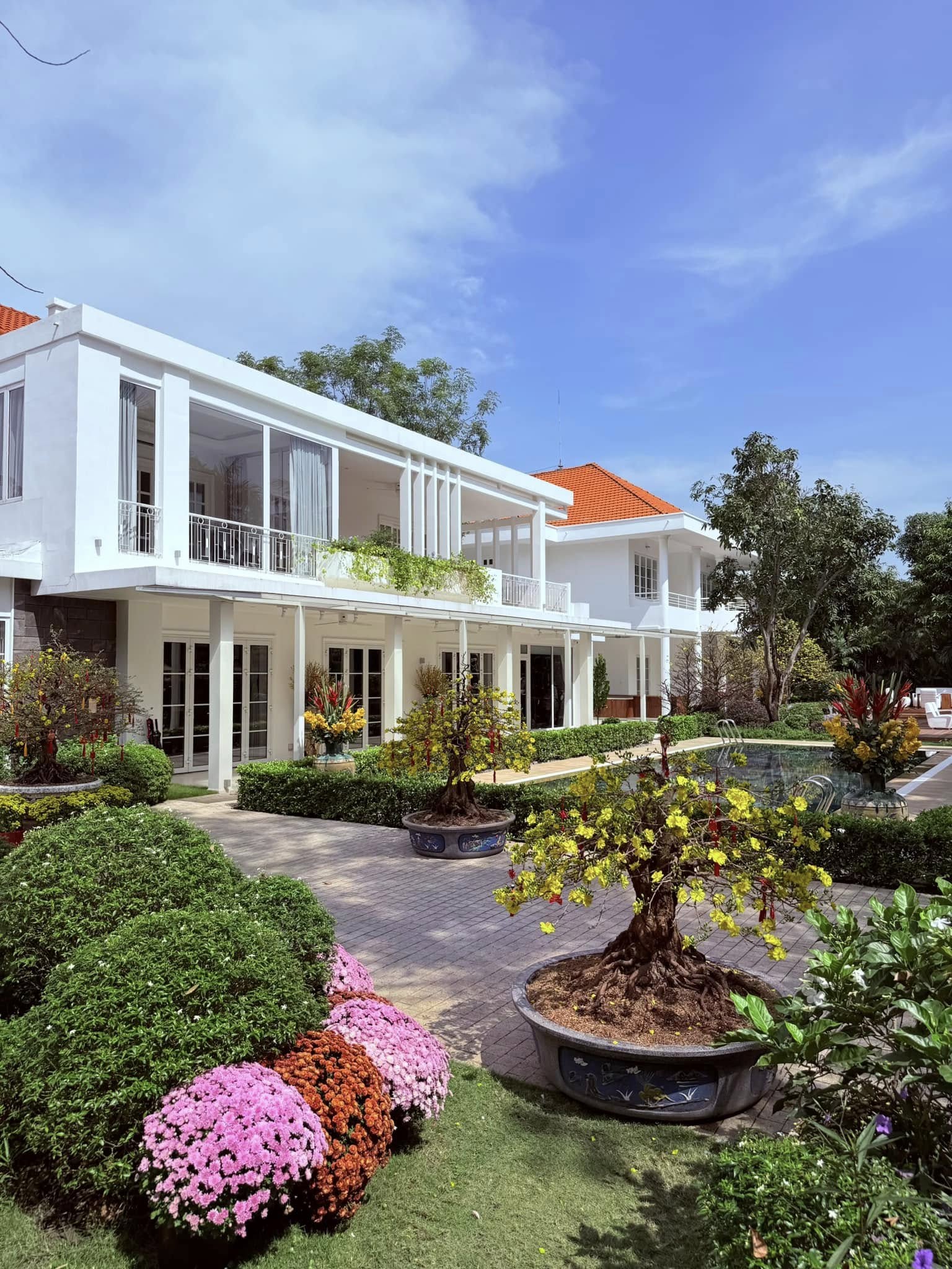 Nam nghệ sĩ Việt kết hôn với vợ đại gia kém 16 tuổi: Sở hữu biệt thự sân vườn hoành tráng, đẹp như resort 5*- Ảnh 3.