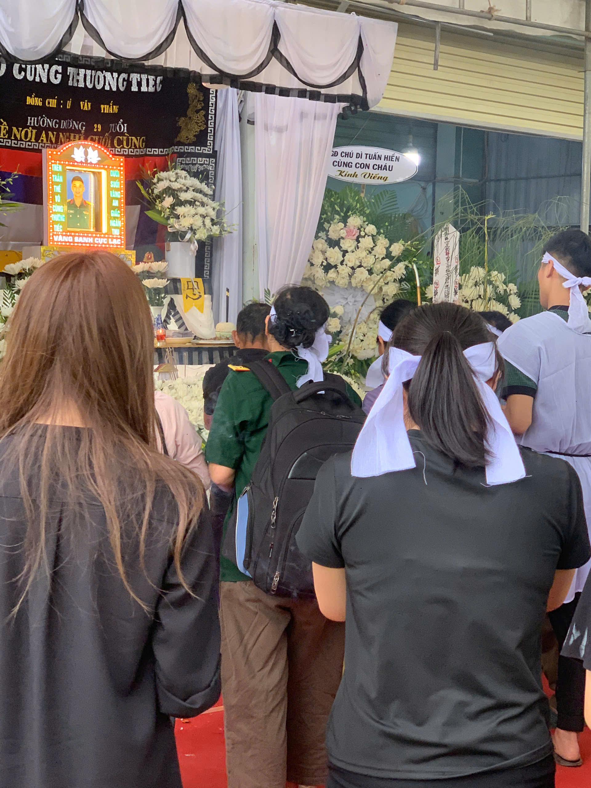 Mẹ Thượng úy Lê Văn Thắng khoác quân phục, đeo ba lô con trai trong lễ đưa tang ở Nghệ An - Ảnh 3.