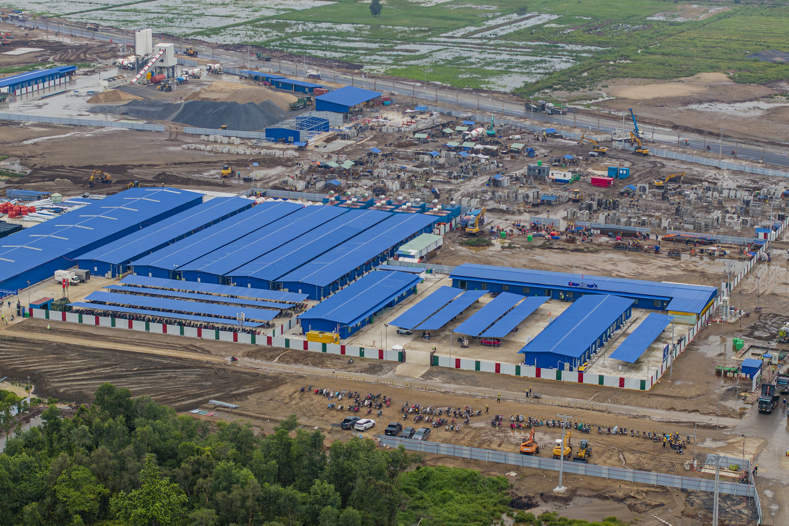 Cận cảnh loạt sà lan, xe cơ giới tấp nập tại siêu đô thị đại học hơn 2 tỷ USD của Vinhomes ở TP.HCM - Ảnh 2.