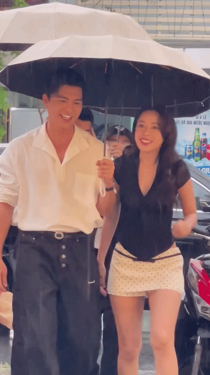 Chi Pu và mỹ nam 6 múi che chung chiếc ô, mưa ướt điện thoại cũng không che được hào quang này- Ảnh 1.