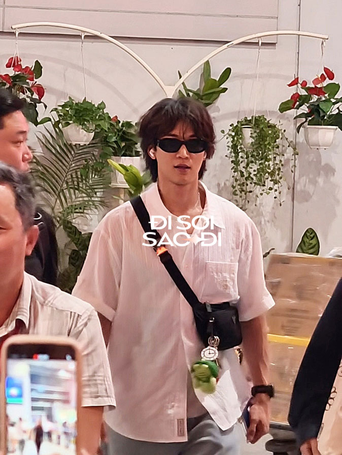 Nam thần Minho (SHINee) đổ bộ Tân Sơn Nhất: Visual đời thực sáng bừng cả sân bay- Ảnh 7. Nam thần Minho (SHINee) đổ bộ Tân Sơn Nhất: Visual đời thực sáng bừng cả sân bay- Ảnh 7.